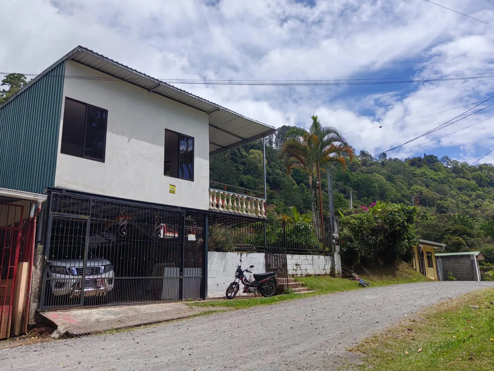 Casa y dos apartamentos Santa Rosa Turrialba