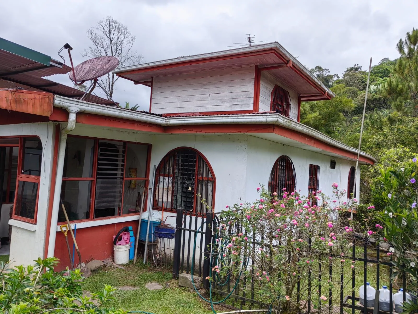 Casa y dos apartamentos Santa Rosa Turrialba