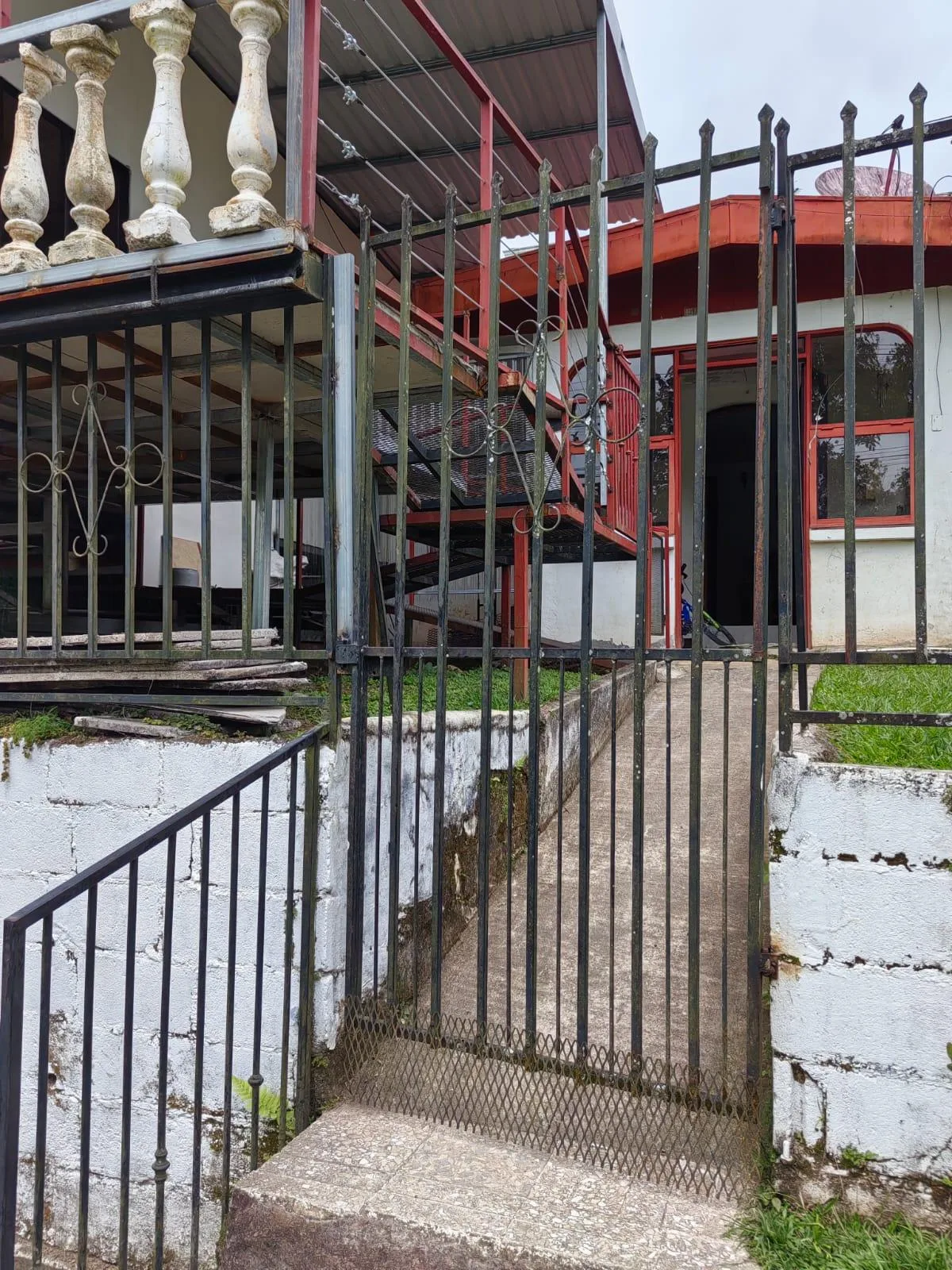 Casa y dos apartamentos Santa Rosa Turrialba