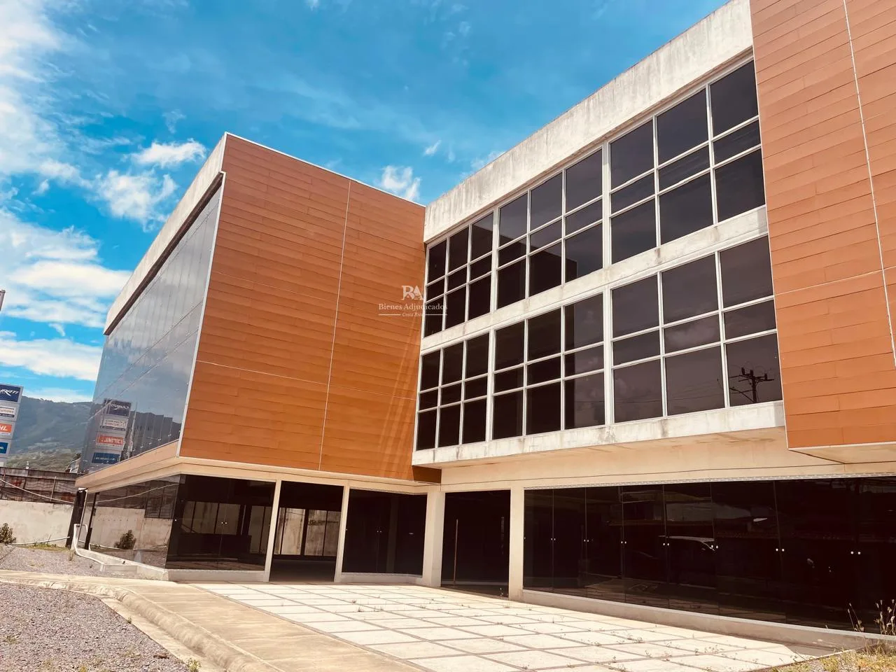 Edificio en Pozos de Santa Ana
