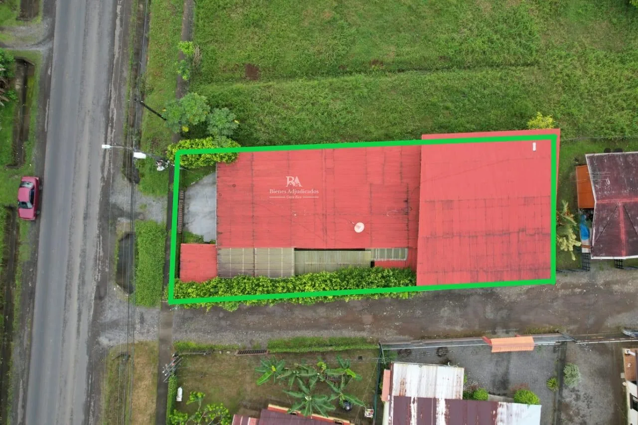 Lote con construcción en Limón