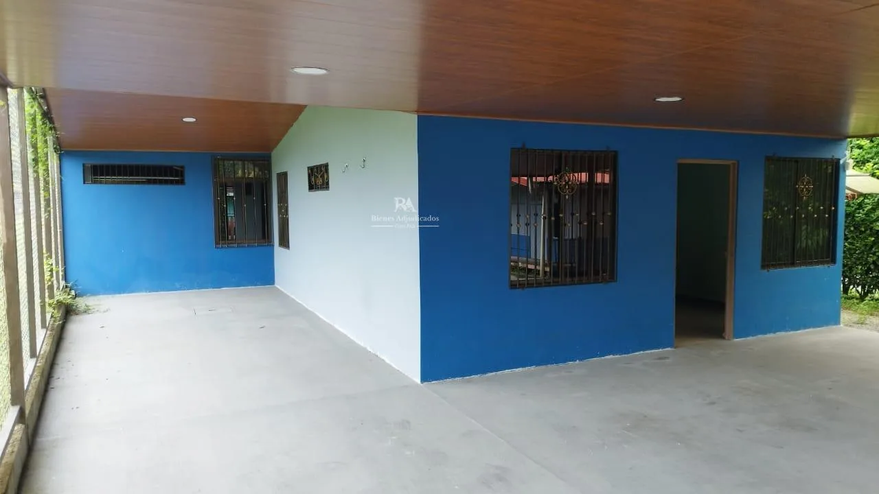Lote con construcción en Limón