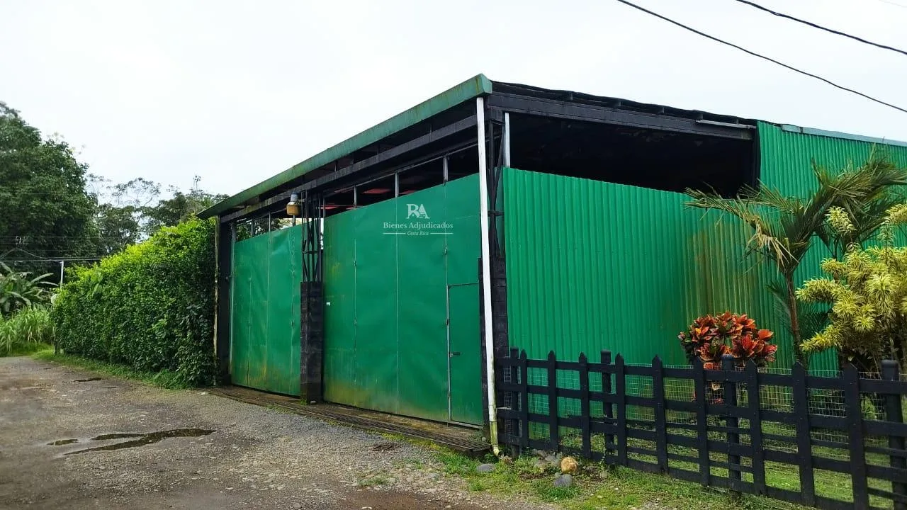 Lote con construcción en Limón