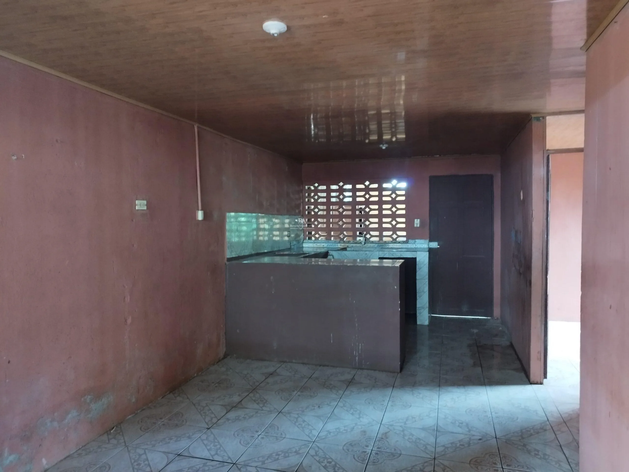 Lote con construcción en Orotina