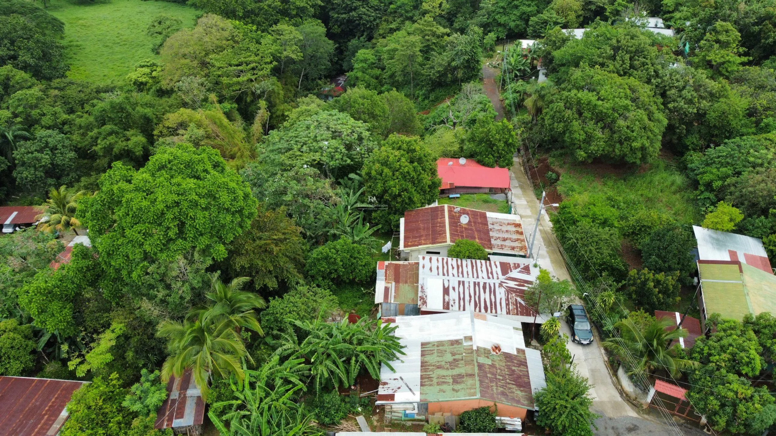 Lote con construcción en Orotina