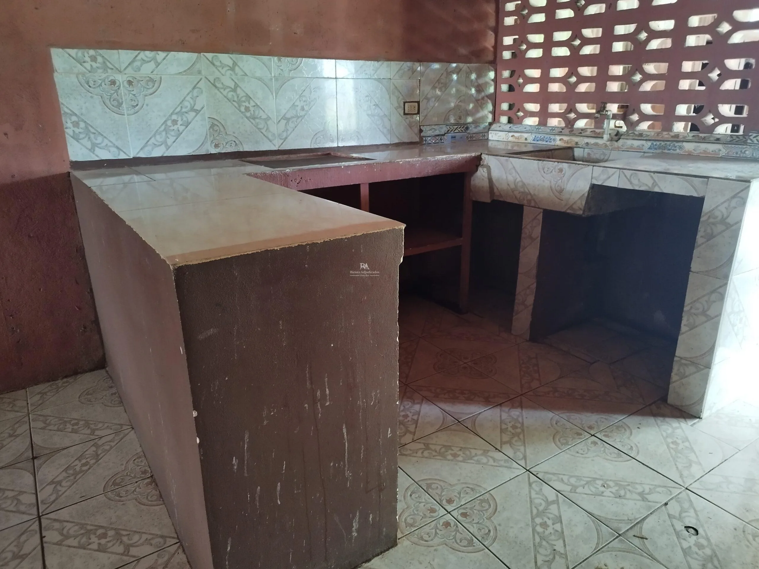 Lote con construcción en Orotina