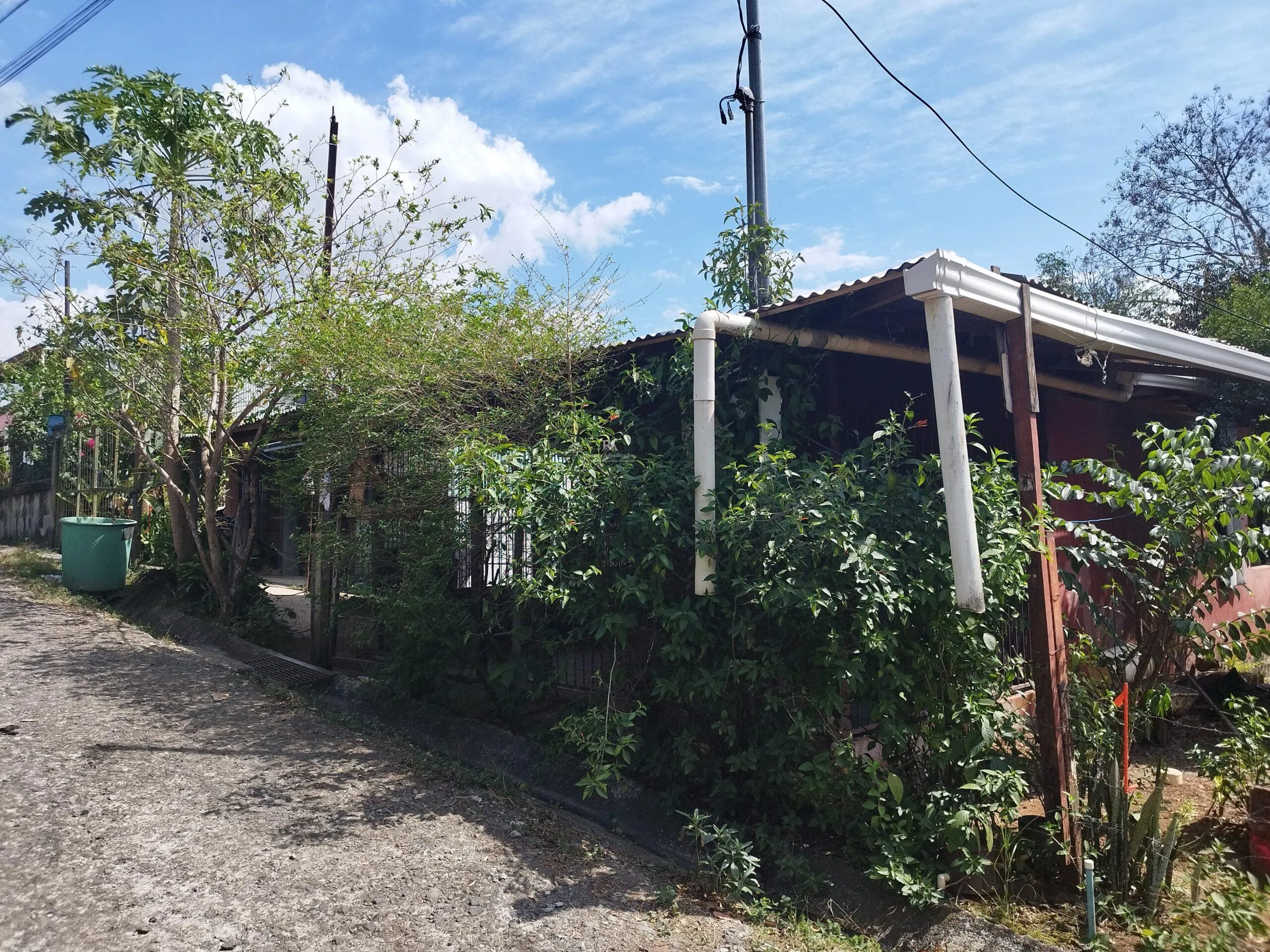 Lote con construcción en Orotina