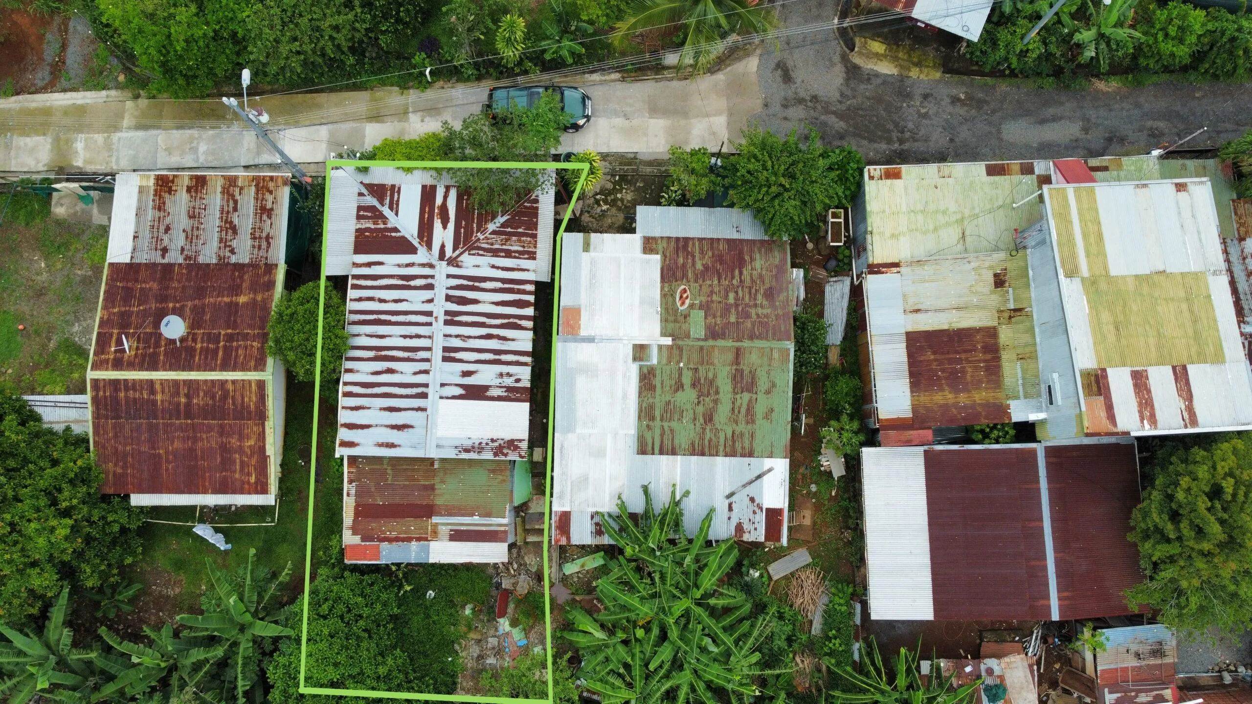 Lote con construcción en Orotina