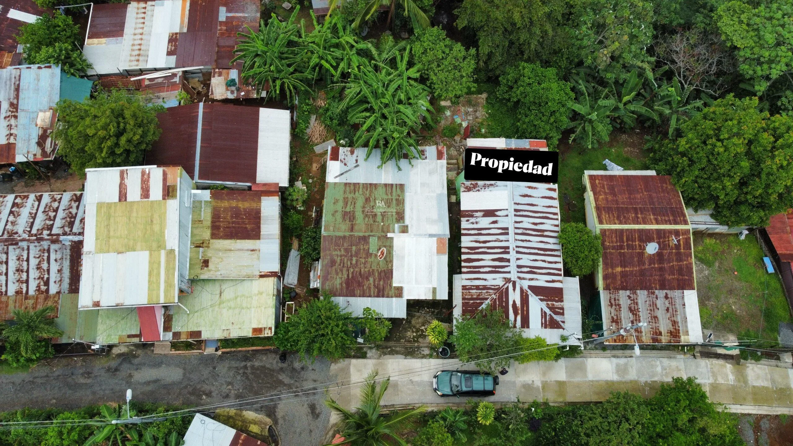 Lote con construcción en Orotina