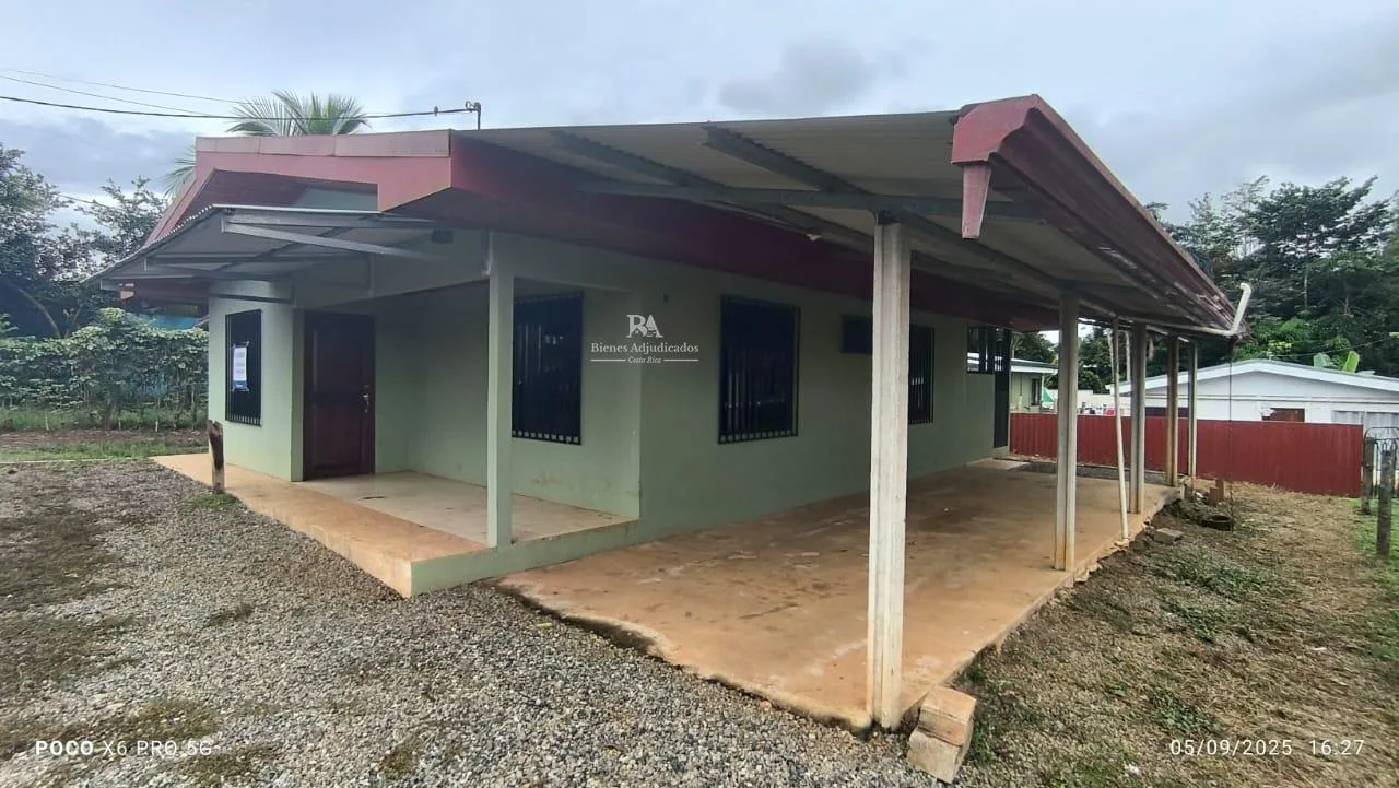 Lote con construcción en Puntarenas