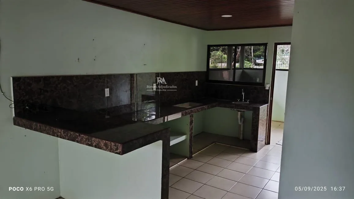 Lote con construcción en Puntarenas