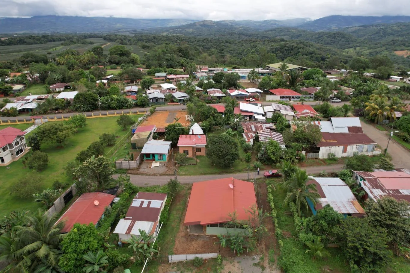 Lote con construcción en Puntarenas