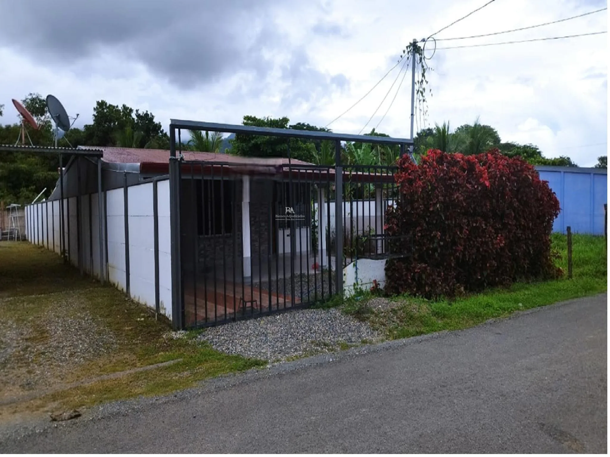 Lote con construcción en Puntarenas