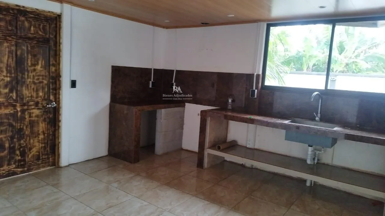 Lote con construcción en Puntarenas