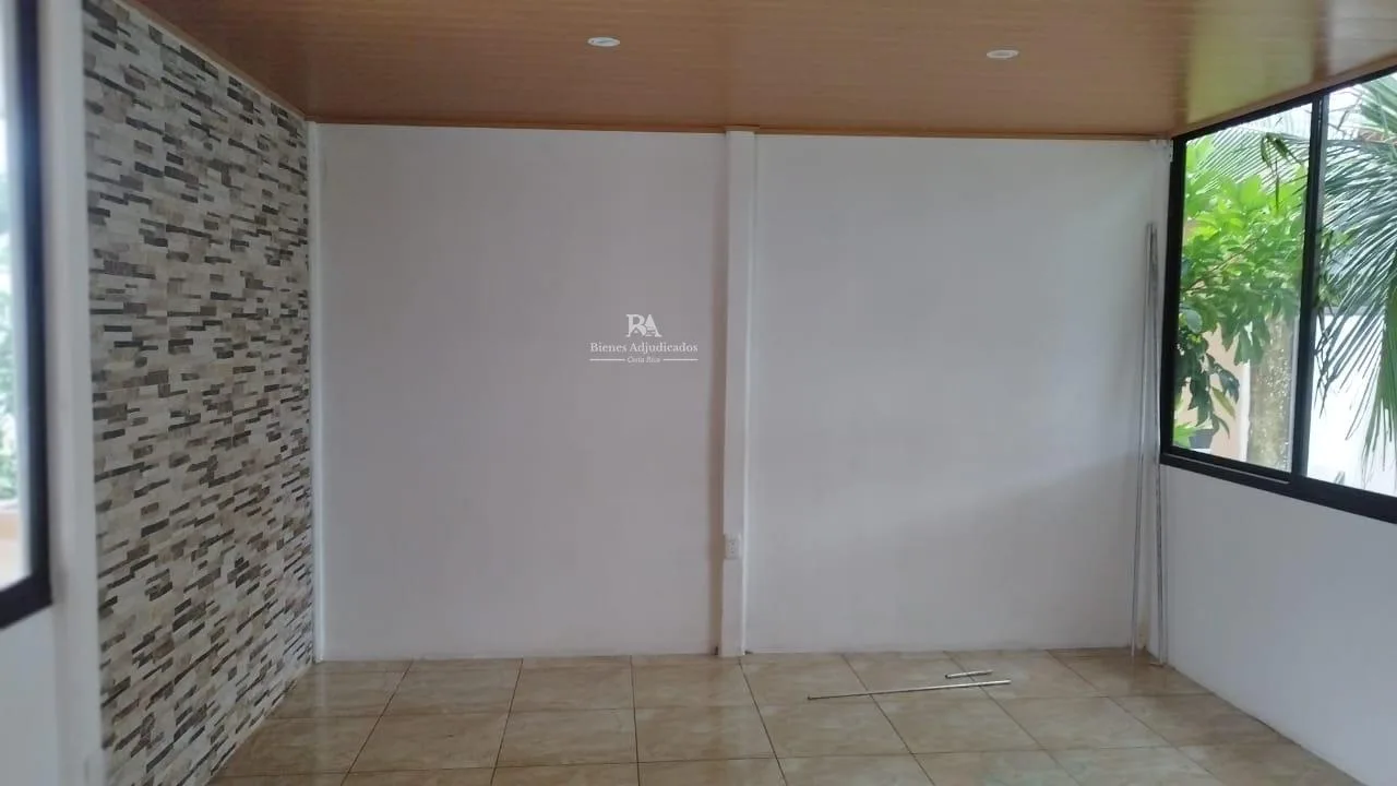 Lote con construcción en Puntarenas