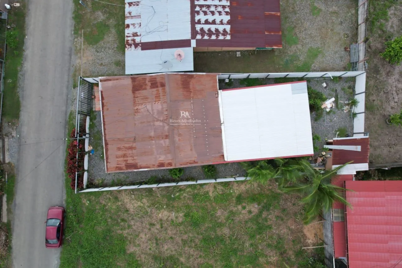 Lote con construcción en Puntarenas