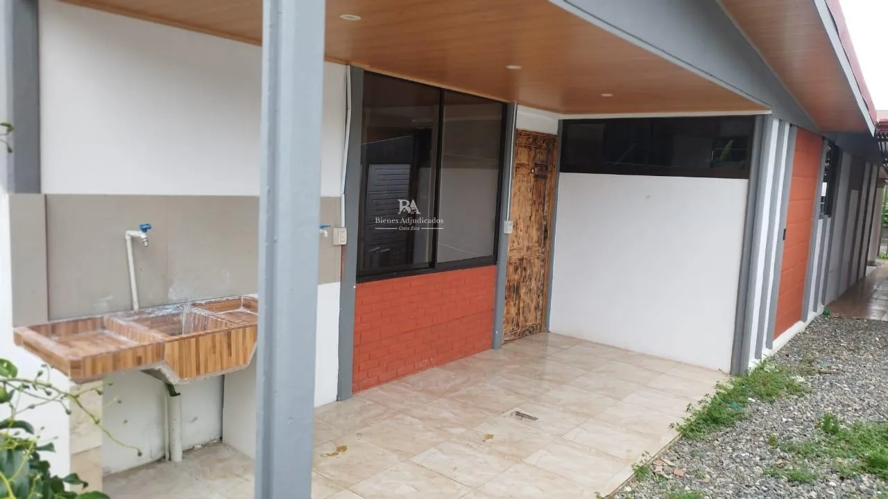 Lote con construcción en Puntarenas
