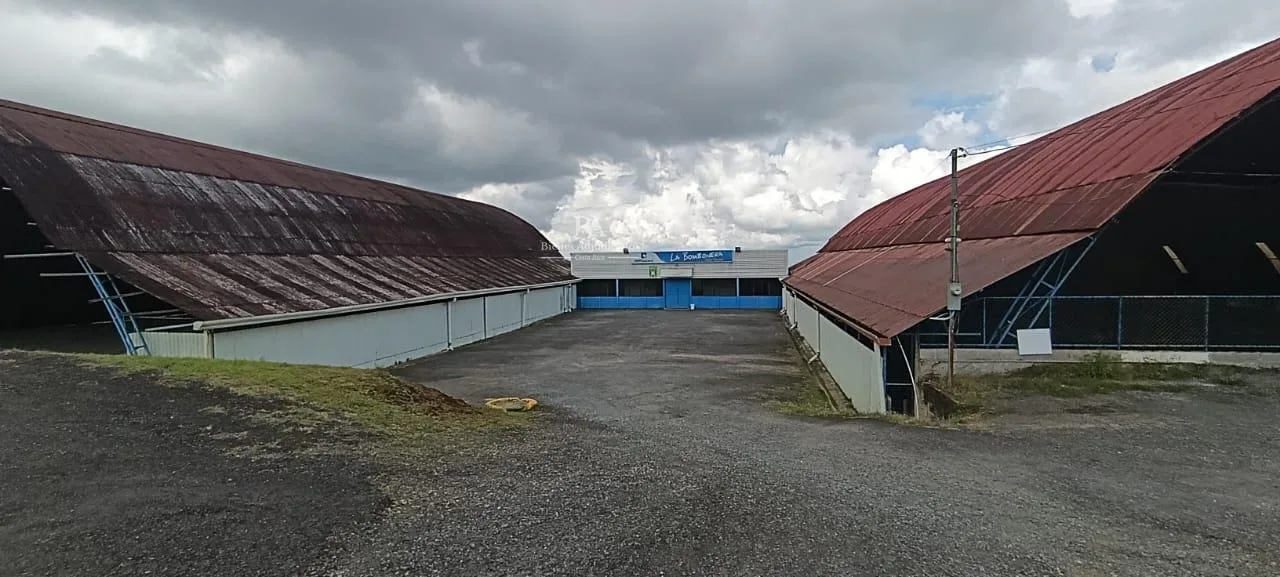 Lote con construcción en San Carlos