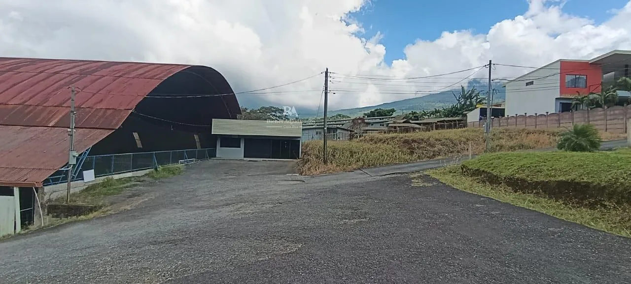 Lote con construcción en San Carlos