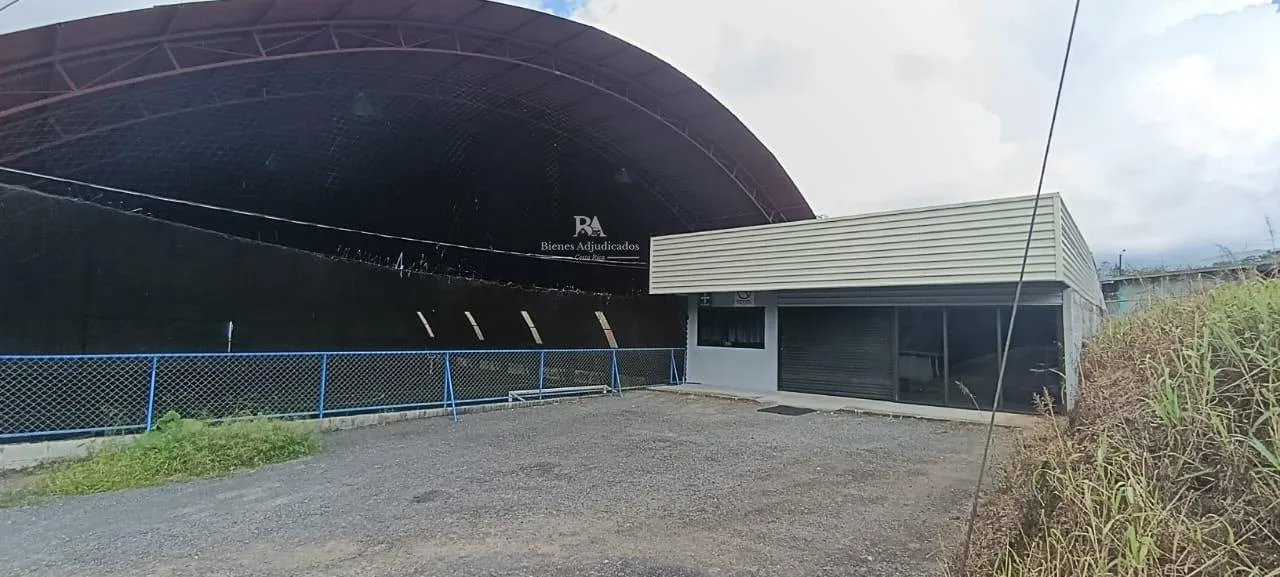 Lote con construcción en San Carlos