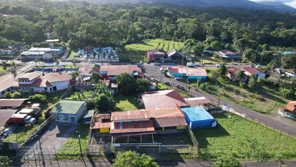 Lote con construcción en San Ramón