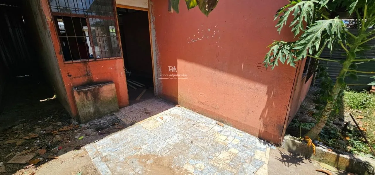 Lote con construcción en Upala