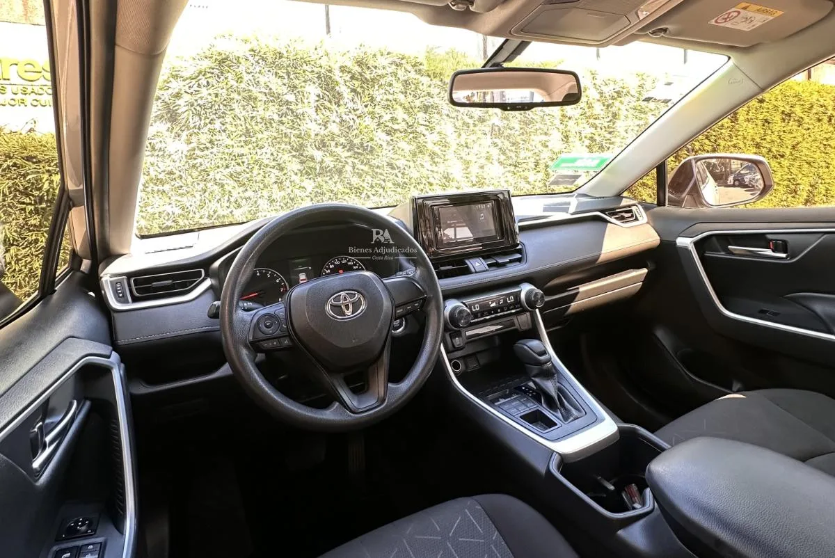 TOYOTA RAV4 XLE 2024