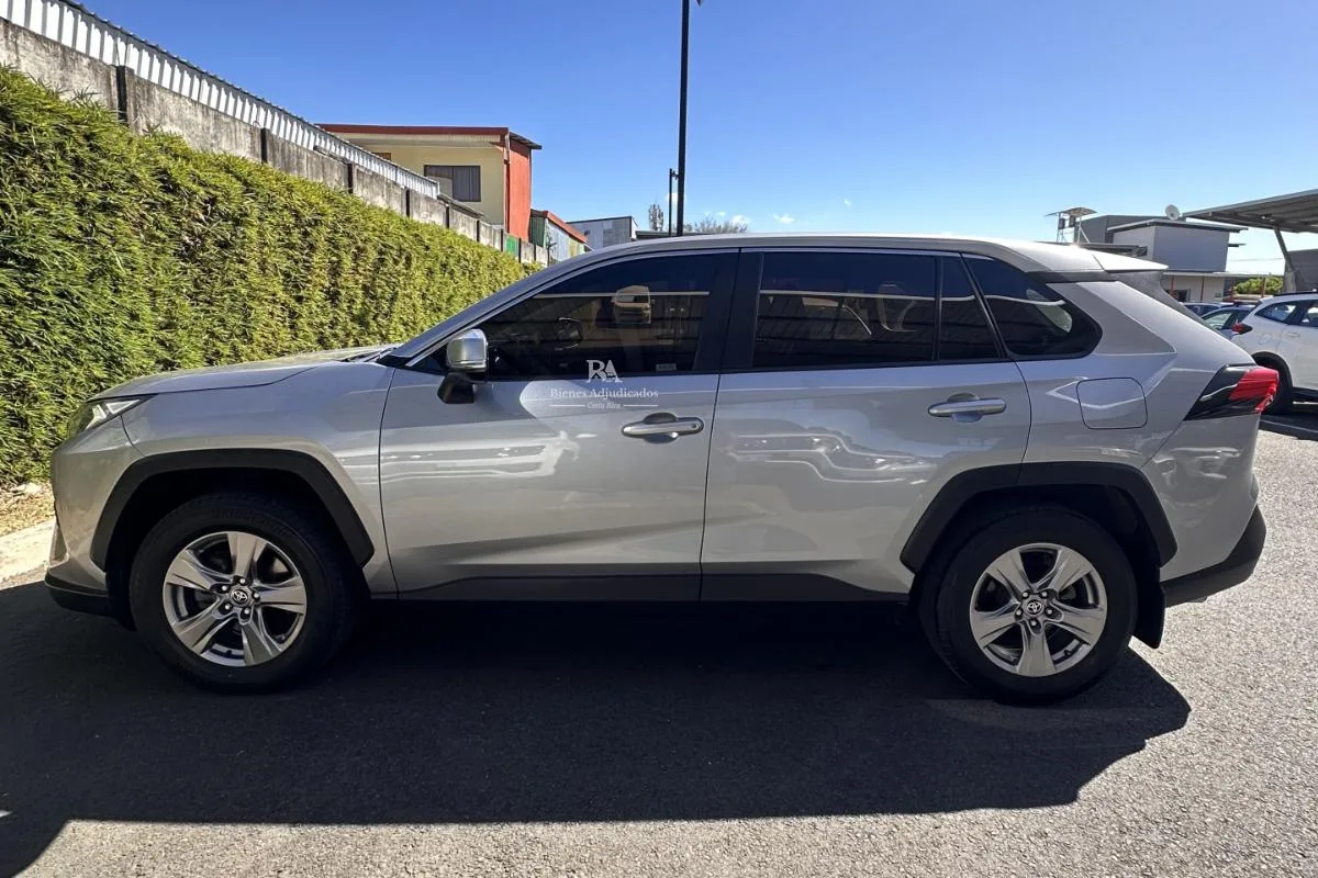 TOYOTA RAV4 XLE 2024